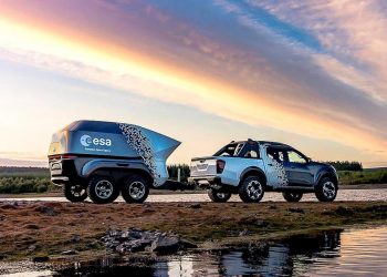 xe-ban-tai-Nissan-Navara-Dark-Sky-danh-cho-nganh-thien-van-hoc