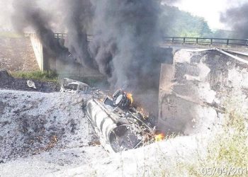 xe-bon-cho-xang-phat-no-o-cao-toc-Noi-Bai-Lao-Cai