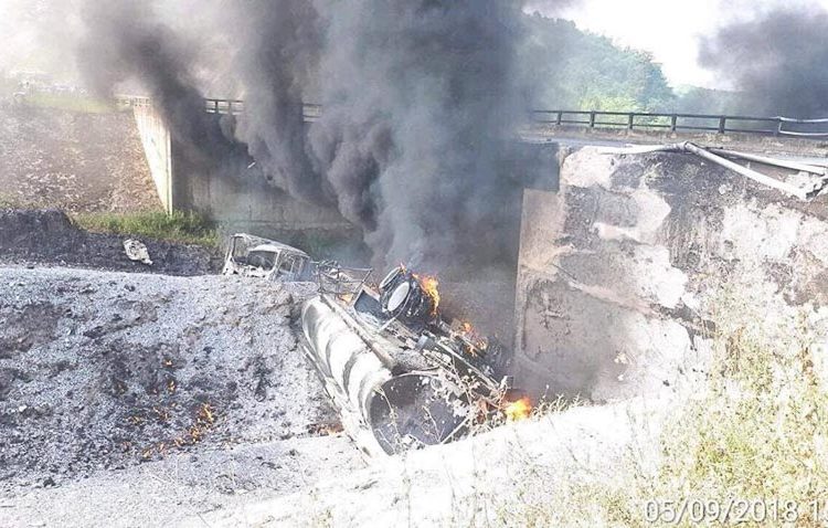 xe-bon-cho-xang-phat-no-o-cao-toc-Noi-Bai-Lao-Cai