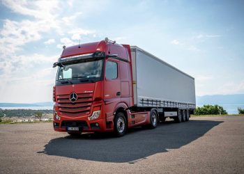 Mercedes-Benz trình làng xe đầu kéo Actros 2019, trang bị gương chiếu hậu camera, khả năng tự lái