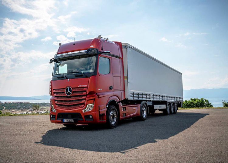 Mercedes-Benz trình làng xe đầu kéo Actros 2019, trang bị gương chiếu hậu camera, khả năng tự lái