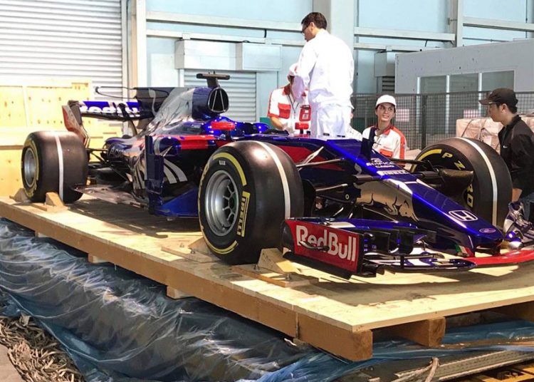 Xe F1 của đội Red Bull Toro Rosso Honda vừa đặt lốp xuống sân bay Tân Sơn Nhất