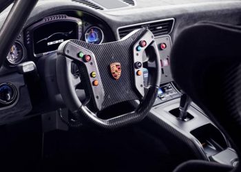 Porsche-van-giu-lai-nhung-bo-phan-truyen-thong-1