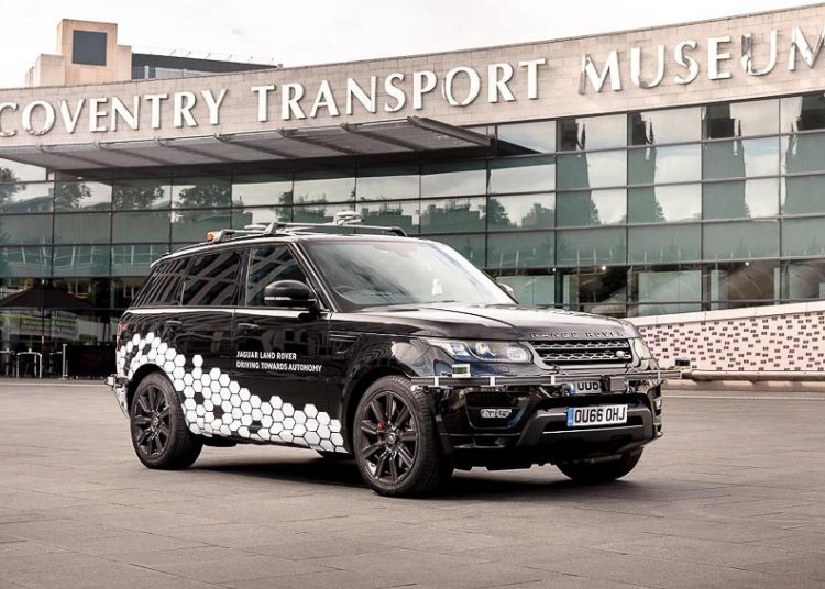 Range-Rover-Sport-tu-lai-tren-duong-pho-tai-Anh-quoc-1