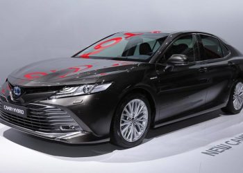 Toyota-Camry-hybrid-2019-tro-lai-thi-truong-Tay-Au-4
