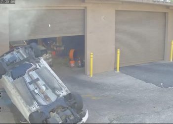 xe-Mazda-2-lon-nhao-tu-mai-nha-xuong-dat