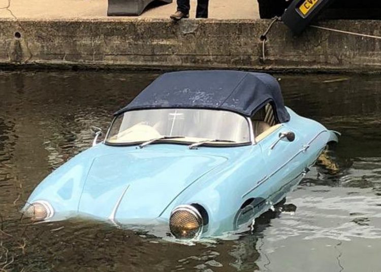 Ford Transit lùi ẩu “ủn” luôn Porsche 356 mui trần xuống kênh