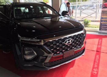 Ảnh chi tiết Hyundai SantaFe 2019 bản máy dầu tiêu chuẩn tại đại lý Việt Nam