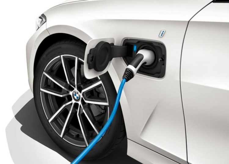 BMW 330e iPerformance 2020 thêm chế độ XtraBoost 1