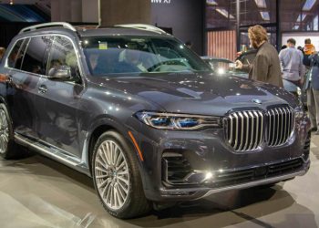 BMW X7 2019 phiên bản xDrive50i lắp máy xăng V8