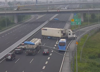 Xe container liều lĩnh đi ngược chiều trên cao tốc Hà Nội – Hải Phòng