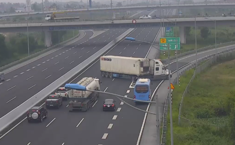 Xe container liều lĩnh đi ngược chiều trên cao tốc Hà Nội – Hải Phòng