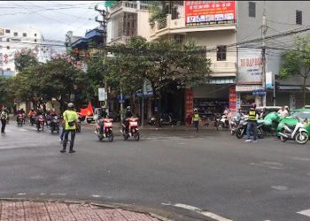 đoàn “phượt thủ” ngang nhiên chặn ngã tư để lướt qua