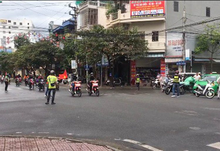 đoàn “phượt thủ” ngang nhiên chặn ngã tư để lướt qua