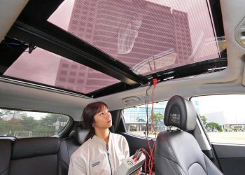 Pin năng lượng mặt trời trên nóc xe 1