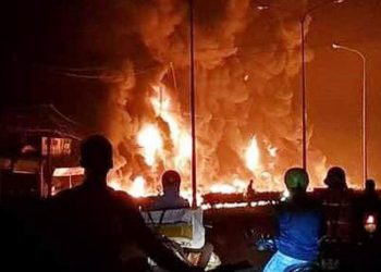 lật xe bồn chở xăng 4