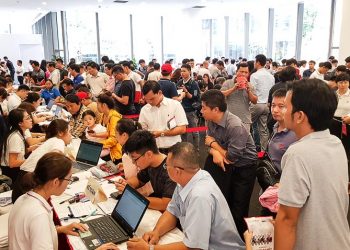 Đông đảo khách hàng “đặt cọc” mua các mẫu xe VinFast tại TP.HCM