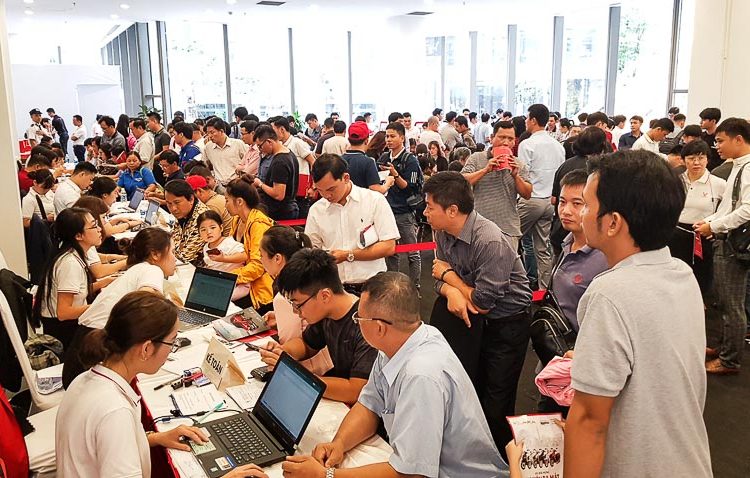 Đông đảo khách hàng “đặt cọc” mua các mẫu xe VinFast tại TP.HCM