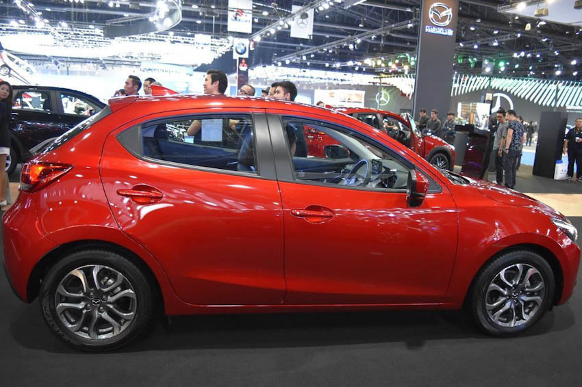 Bên hông xe Mazda2 2018 1