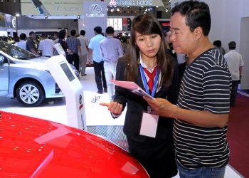 Khách chon xem ôtô tại triển lãm xe