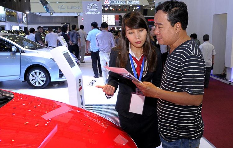 Khách chon xem ôtô tại triển lãm xe