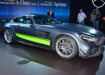 Siêu xe Mercedes-AMG GT R nâng cấp hiệu năng mới với phiên bản “Pro”