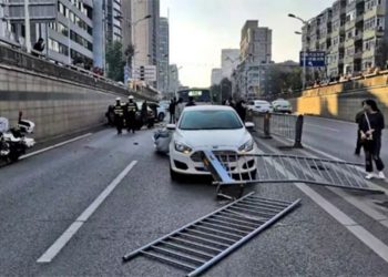 Nhấn nhầm chân phanh, nữ tài xế Mercedes đâm liên tiếp 8 ôtô