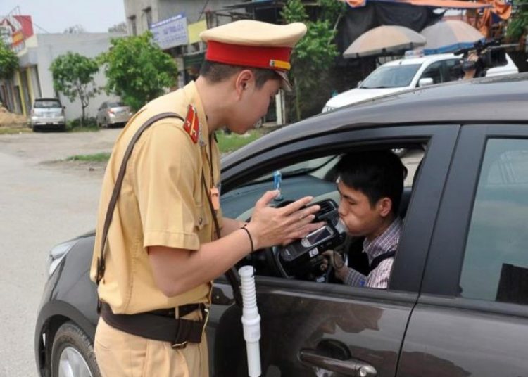 Cảnh sát giao thông đo nồng độ cồn của tài xế 2