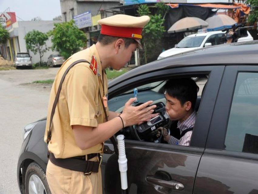 Cảnh sát giao thông đo nồng độ cồn của tài xế 2
