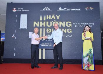 trao tặng gói chăm sóc sức khỏe cho bác tài