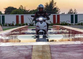 Xe máy điện VinFast Klara gây ấn tượng với khả năng lội nước