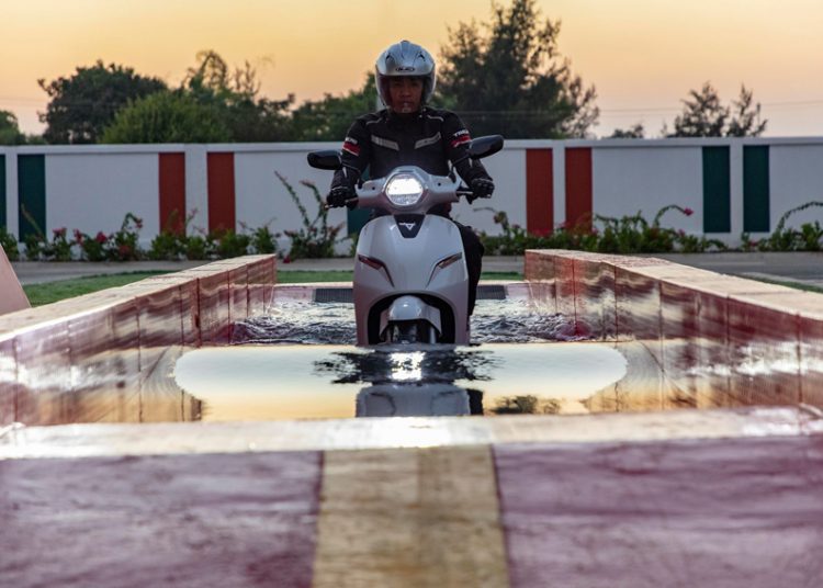 Xe máy điện VinFast Klara gây ấn tượng với khả năng lội nước