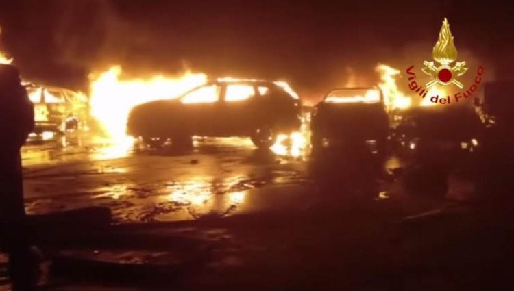 Hàng trăm xe Maserati cháy trơ khung tại Italy 2