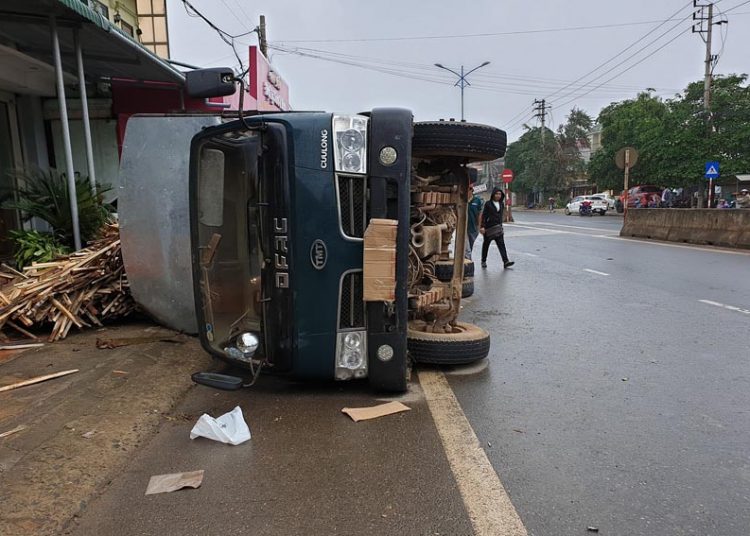 xe tải chở gỗ lật đè móp đuôi xế hộp CX5 3