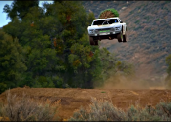 Màn drift cực đỉnh đón Giáng sinh 2018 của Ford F-150