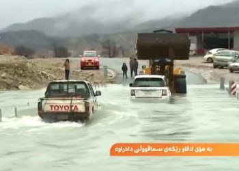 Bản tin lũ lụt quảng cáo không công cho Toyota Hilux 1