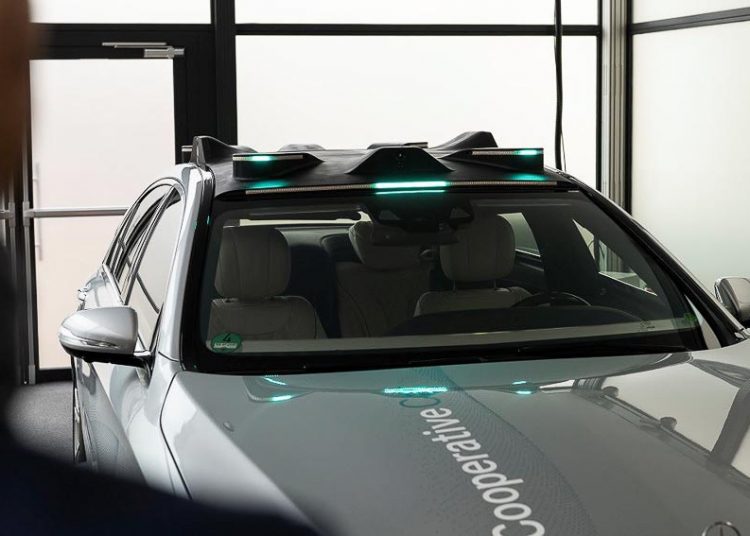 Mercedes-Benz phát triển đèn thông minh Cooperative Car cho xe tự lái 3