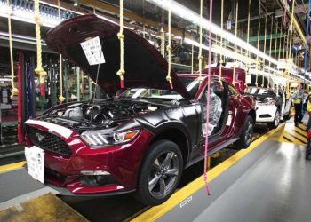 Ford “lặng lẽ” cắt giảm ca sản xuất, thuyên chuyển nhân công tại Mỹ