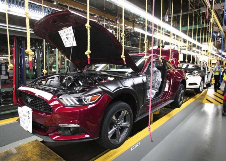 Ford “lặng lẽ” cắt giảm ca sản xuất, thuyên chuyển nhân công tại Mỹ