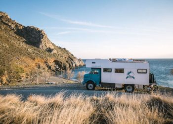 Bán mọi thứ, tu sửa xe tải, gia đình nhỏ chu du khắp thế giới