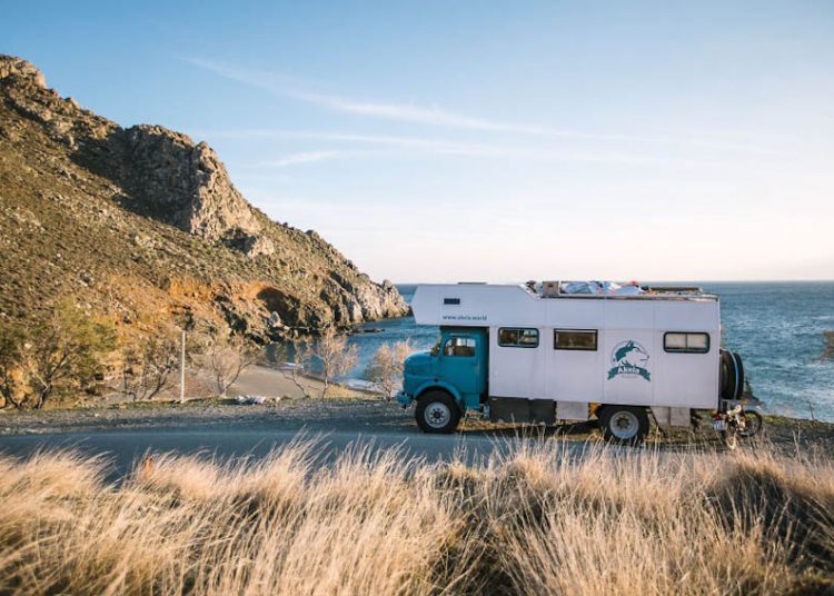 Bán mọi thứ, tu sửa xe tải, gia đình nhỏ chu du khắp thế giới