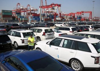 Xe nước ngoài nhập khẩu đang được kiểm tra tại cảng Thanh Đảo, Trung Quốc