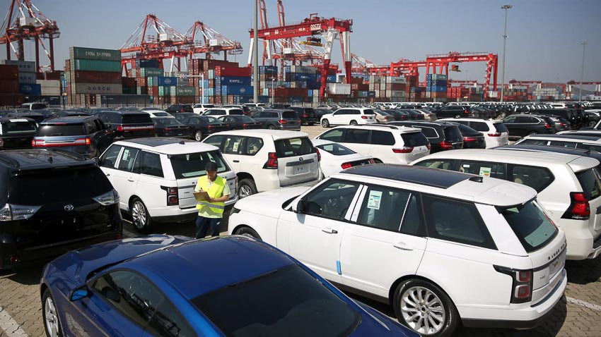 Xe nước ngoài nhập khẩu đang được kiểm tra tại cảng Thanh Đảo, Trung Quốc