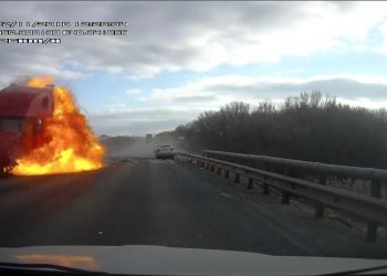 Tai nạn trên trời rơi xuống, ôtô con đấu đầu container 1