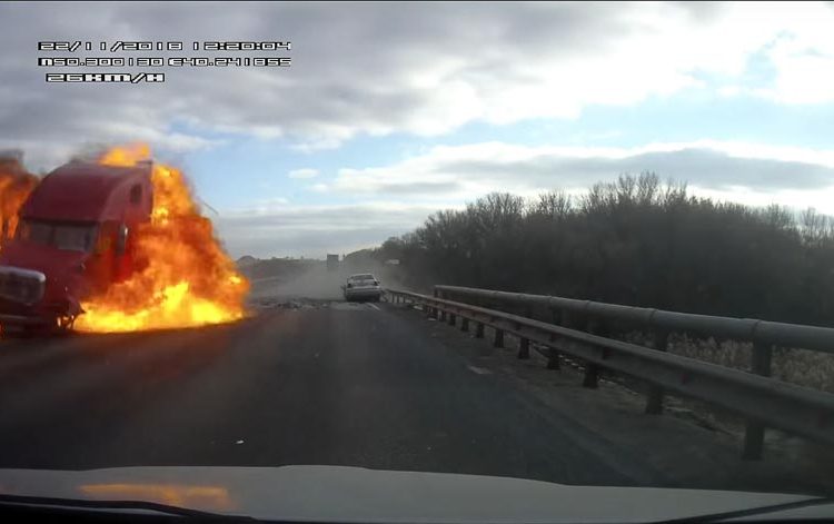 Tai nạn trên trời rơi xuống, ôtô con đấu đầu container 1