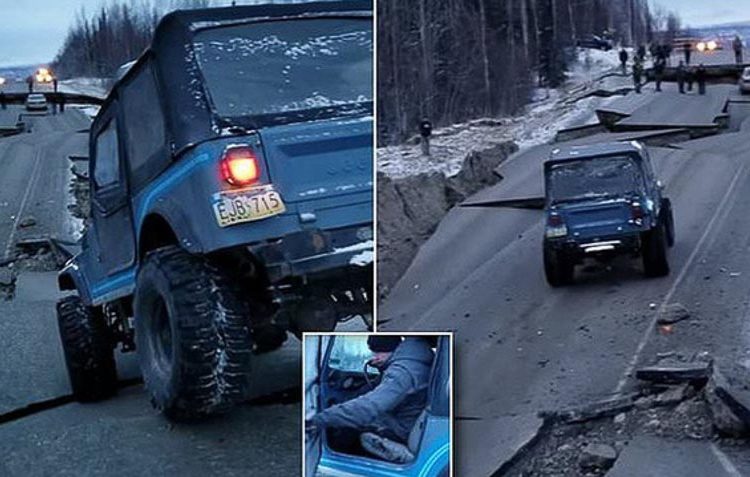 Tài xế liều mình lái chiếc Jeep chạy qua đoạn đường sụt lún vì động đất 1