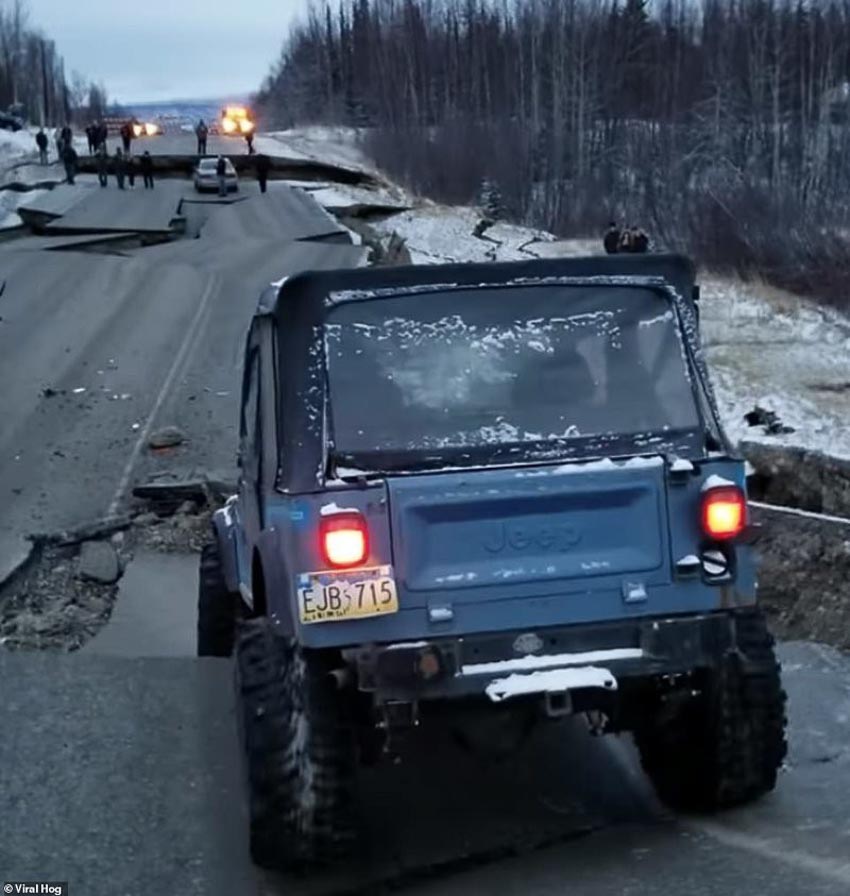 Tài xế liều mình lái chiếc Jeep chạy qua đoạn đường sụt lún vì động đất 2