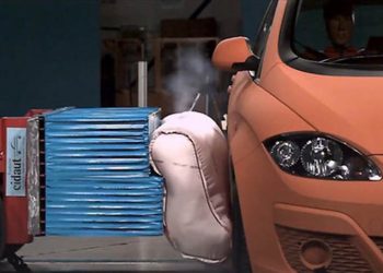 Túi khí bên ngoài xe của hãng ZF 1