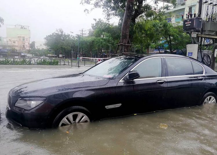 Loạt xe sang chết đuối trong biển nước tại Đà Nẵng 11