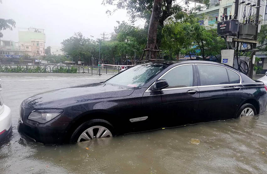 Loạt xe sang chết đuối trong biển nước tại Đà Nẵng 11